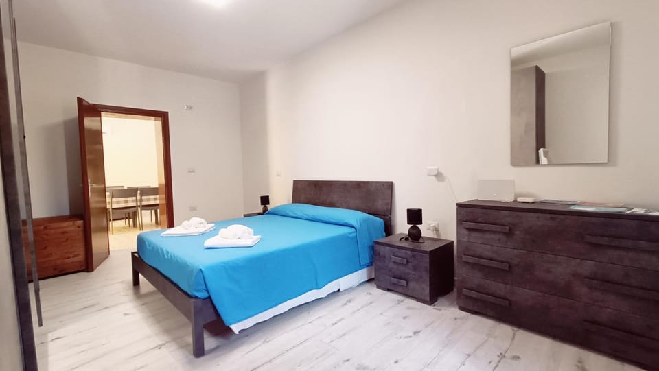 Bed, Photo of the whole room, Bedroom, internet, wardrobe