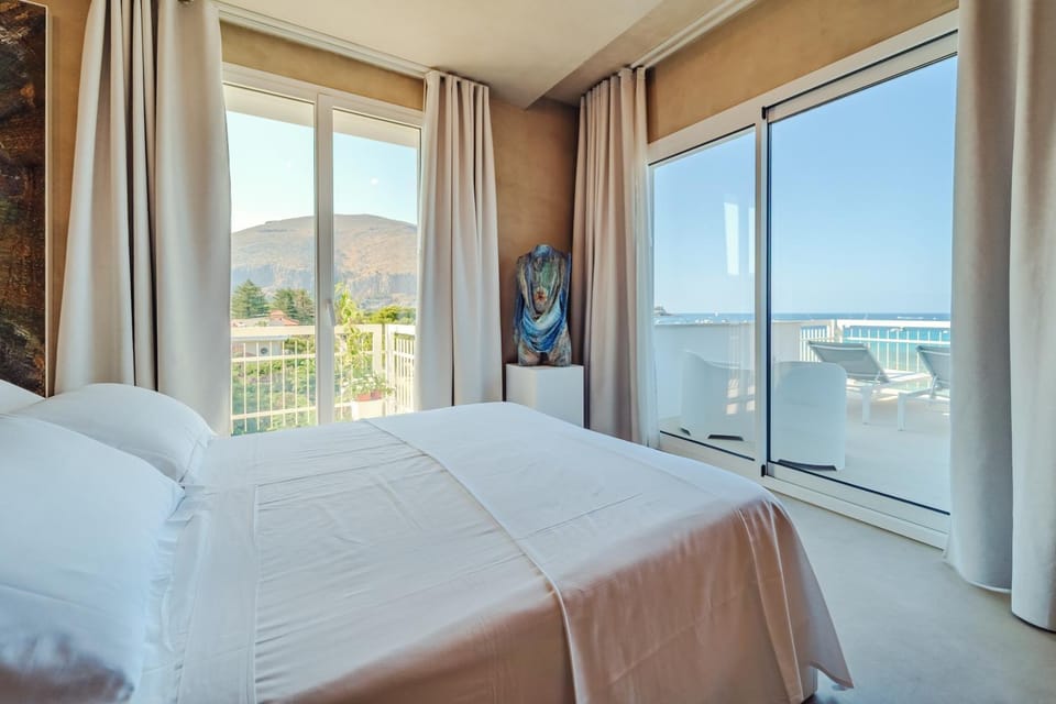 Bed, Natural landscape, View (from property/room), Balcony/Terrace, Photo of the whole room, Bedroom, Landmark view, Mountain view, Sea view