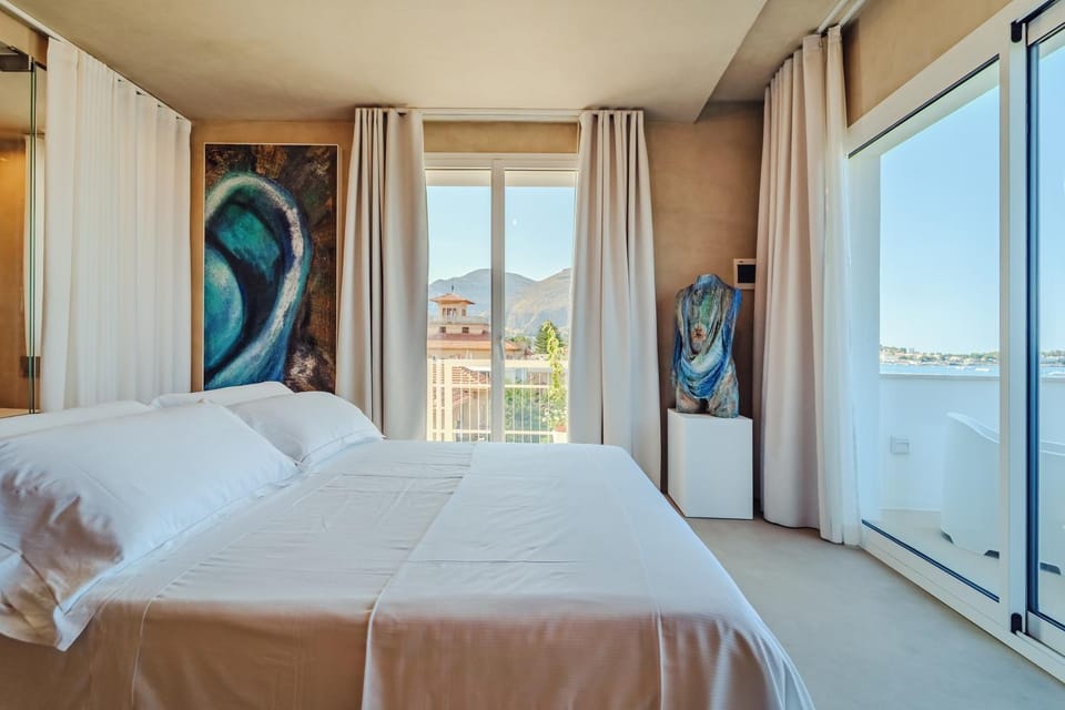 Natural landscape, Photo of the whole room, Decorative detail, Bedroom, Mountain view, Sea view