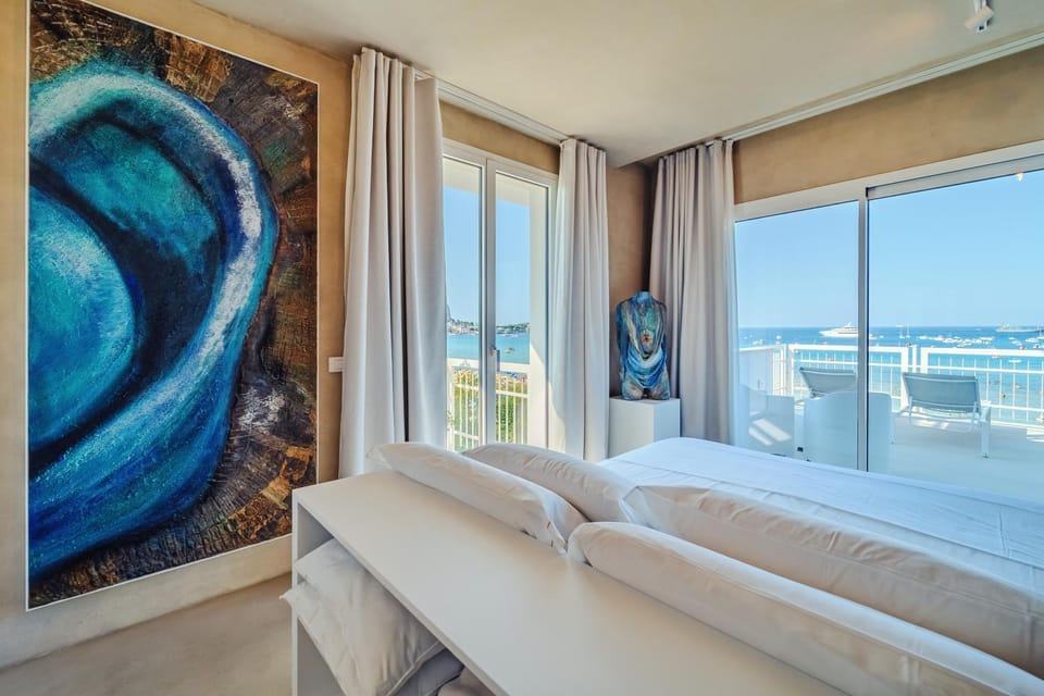 Bed, Natural landscape, Photo of the whole room, Decorative detail, Bedroom, Sea view