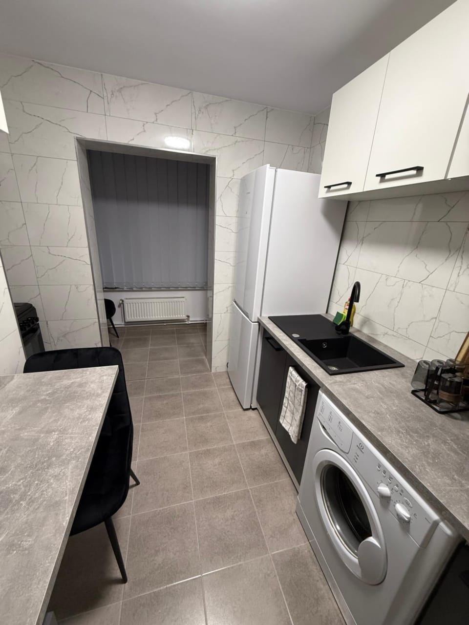 Dining area, oven, stove, washing machine