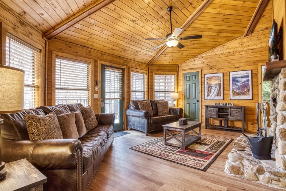 Secluded, Hot Tub & Black Bears, 10 Min fr DT GAT House in Gatlinburg
