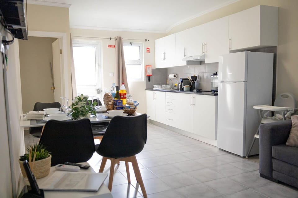 Coffee/tea facilities, Kitchen or kitchenette, Dining area