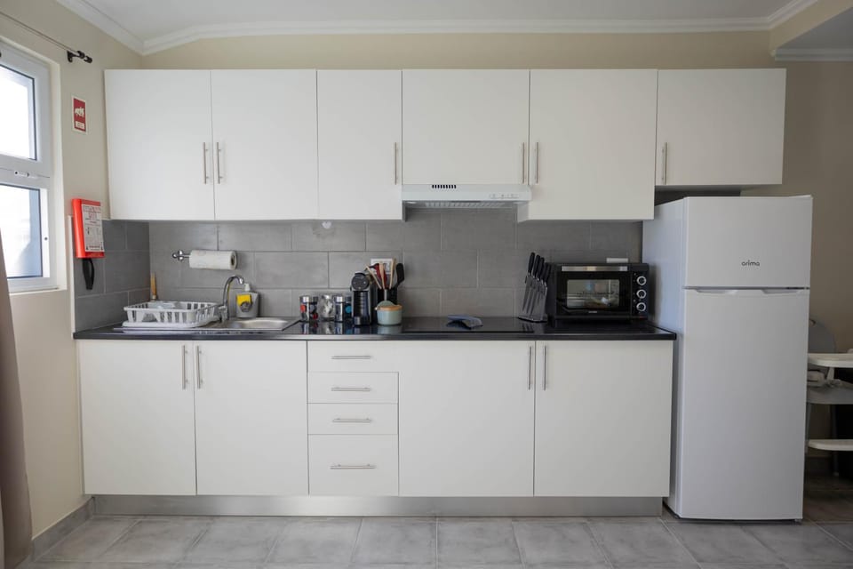 Coffee/tea facilities, Kitchen or kitchenette, oven, stove