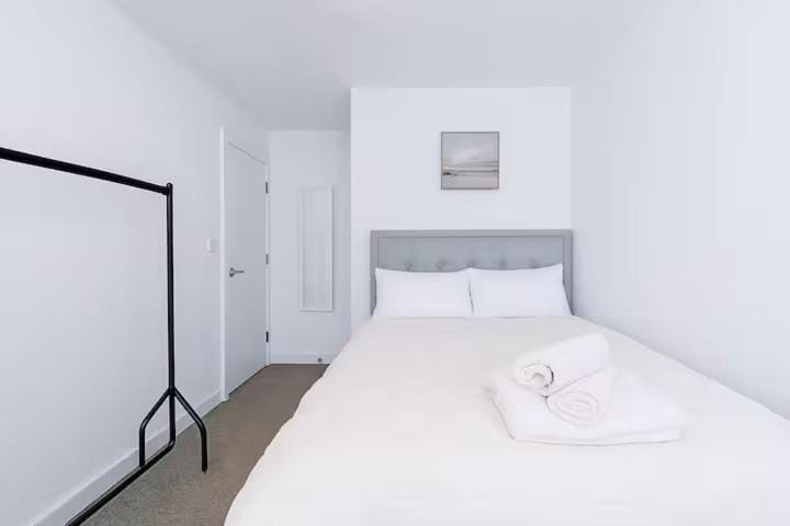 Spacious Central Home in MCR - Free Parking, PS5 & SuperFast WiFi Apartment in Salford