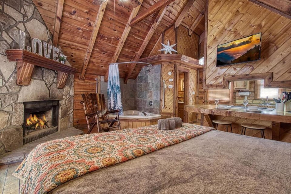 Mountaintop Romance private 10 mins from Gat and PF House in Sevier County