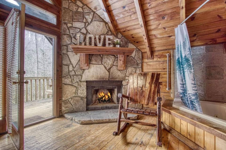 Mountaintop Romance private 10 mins from Gat and PF House in Sevier County