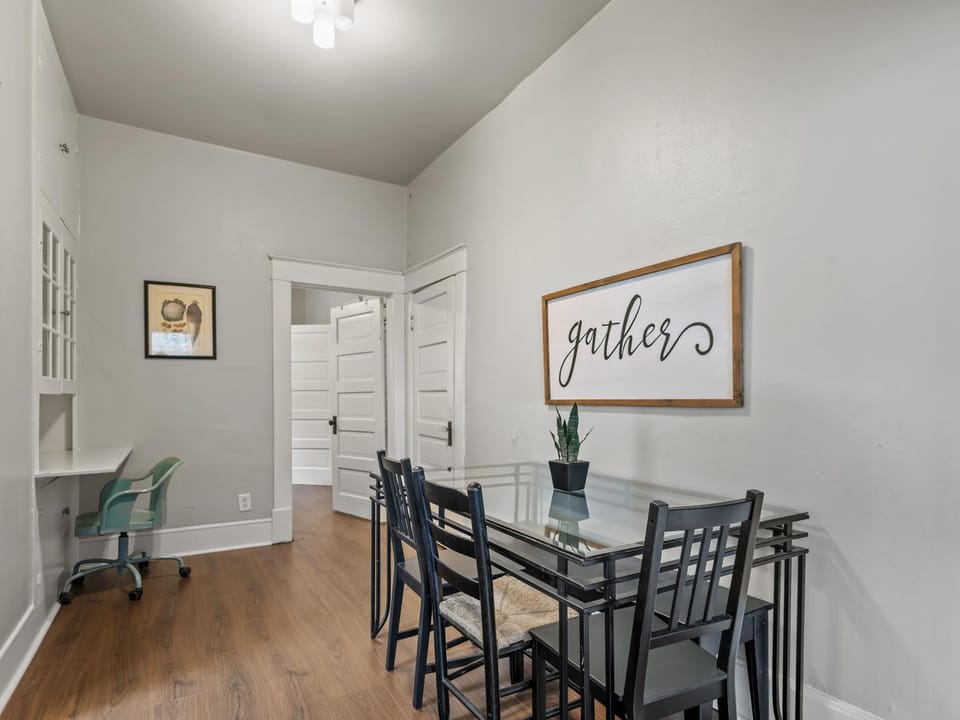 Charming 2 Bed, 1 Bath Retreat Near Baylor Hospital Apartment in Dallas