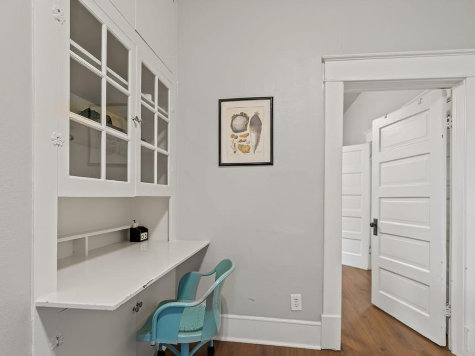 Charming 2 Bed, 1 Bath Retreat Near Baylor Hospital Apartment in Dallas