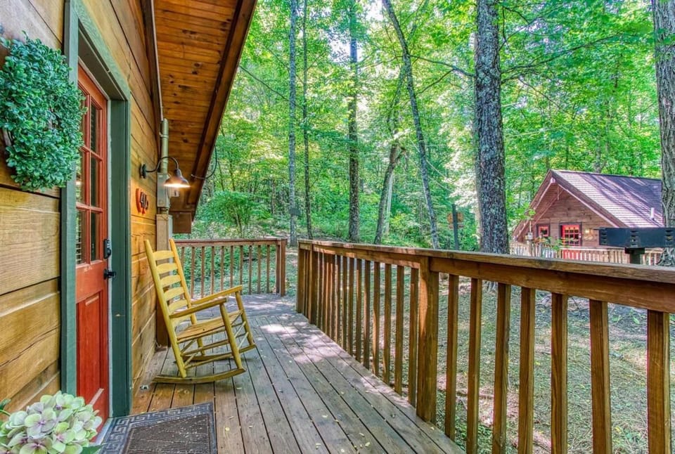 Honeysuckle-Romantic Cabin for 2 on top of the MTN Cabin in Sevier County