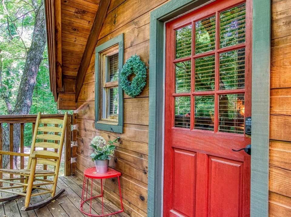 Honeysuckle-Romantic Cabin for 2 on top of the MTN Cabin in Sevier County
