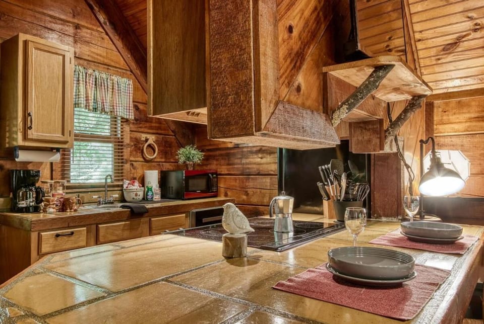 Honeysuckle-Romantic Cabin for 2 on top of the MTN Cabin in Sevier County