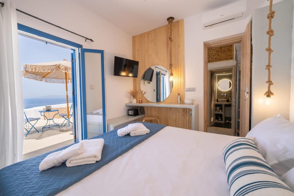Bed, TV and multimedia, Bedroom