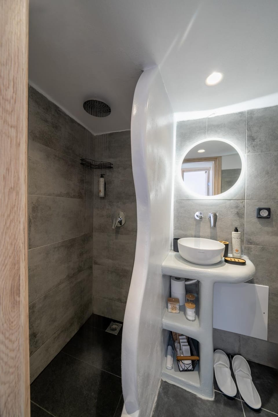 Bathroom, towels