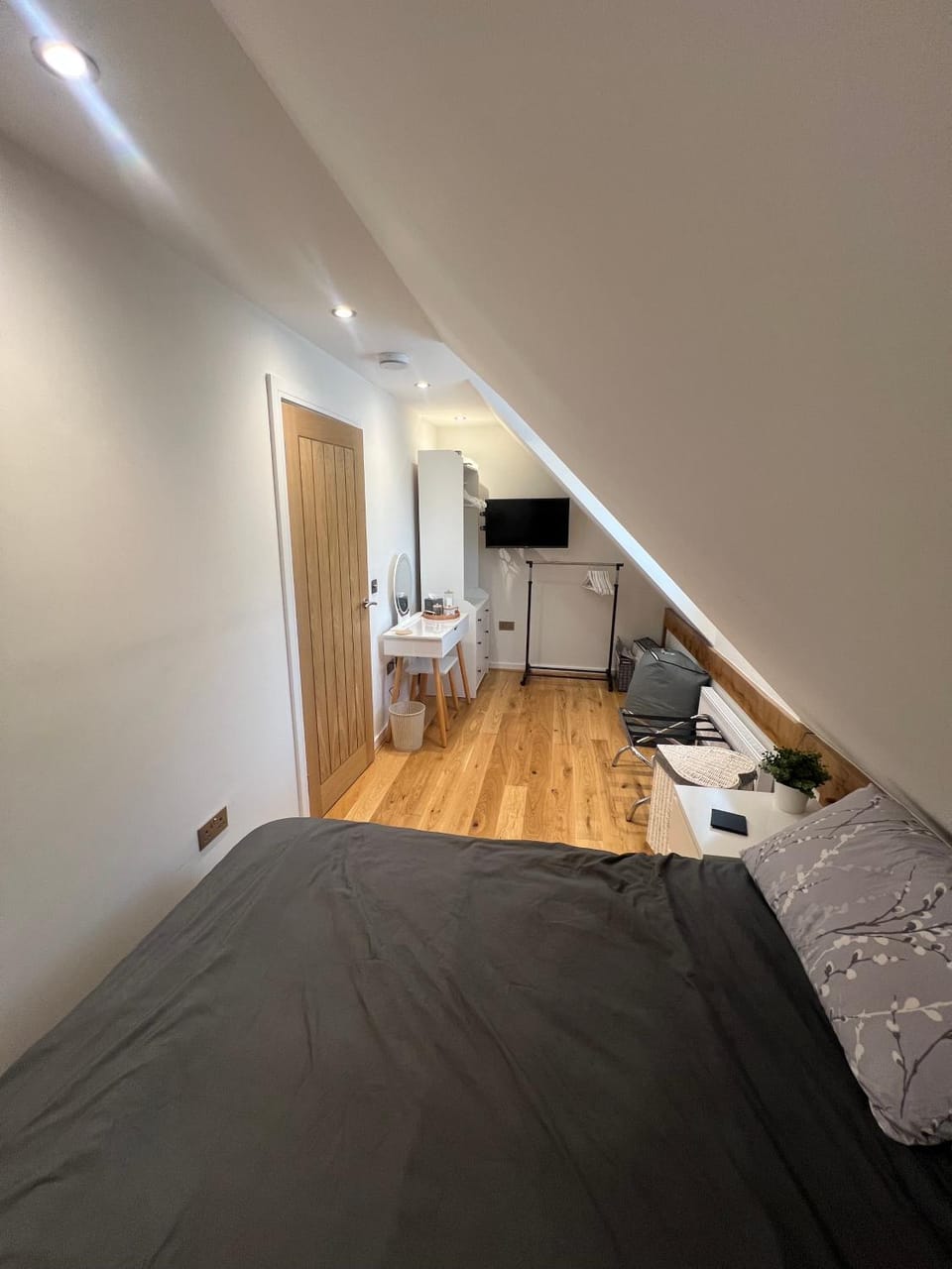 Bed, TV and multimedia, Bedroom