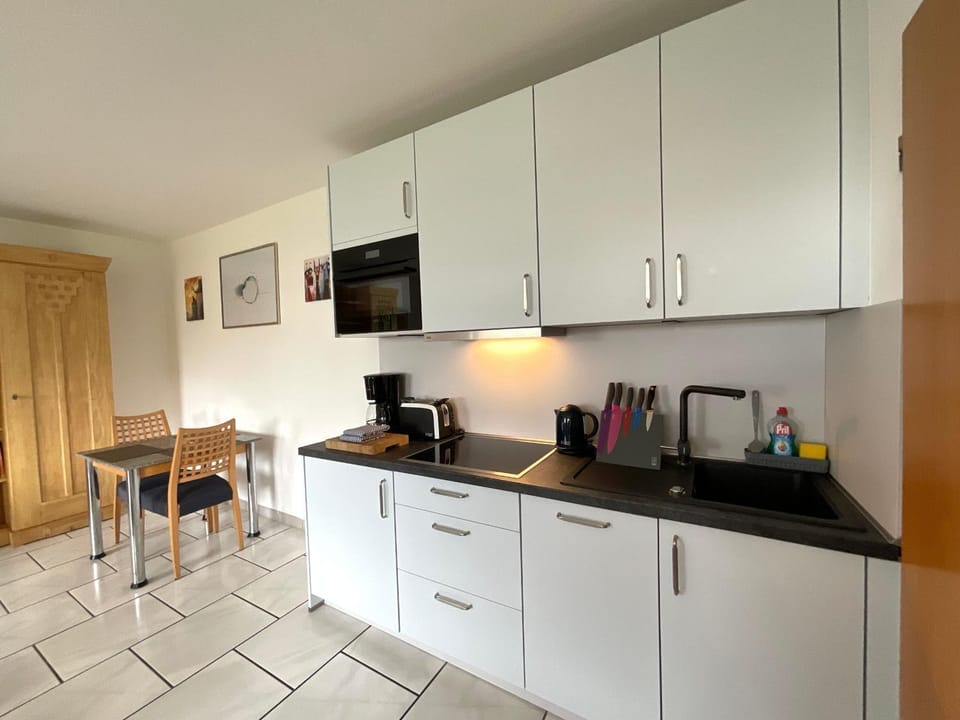 Kitchen or kitchenette, Dining area, stove