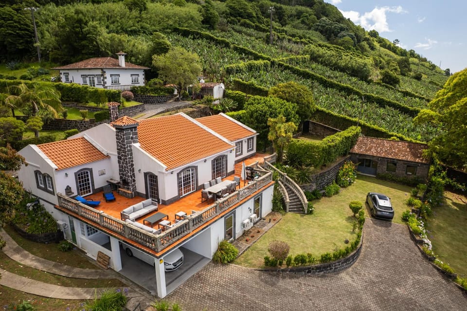 Property building, Natural landscape, Bird's eye view, Garden, Garden view, Mountain view, Parking