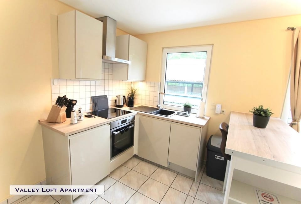 Kitchen or kitchenette, Dining area, dishwasher, oven, pet friendly
