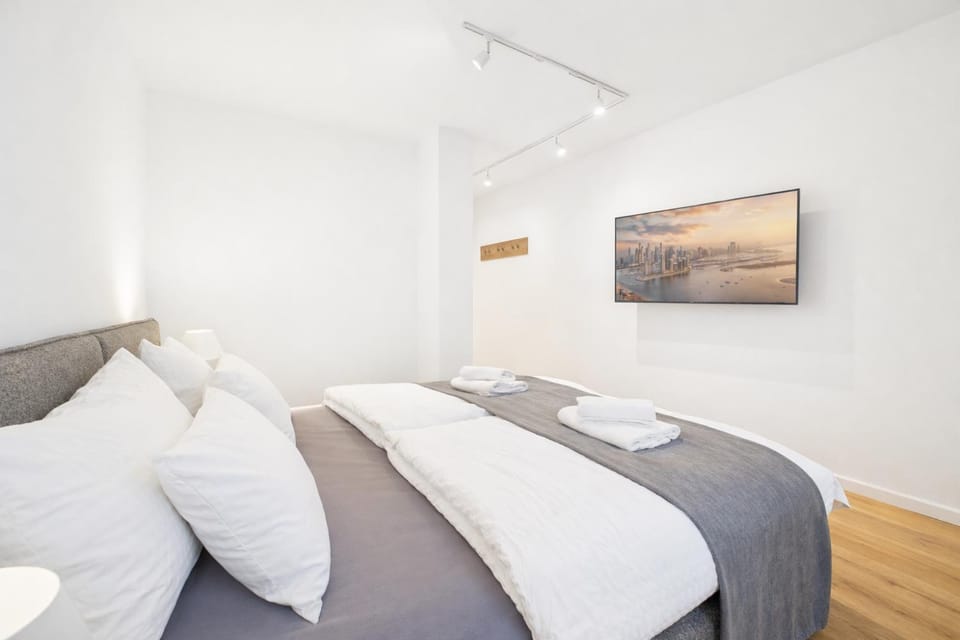 Bed, TV and multimedia, Bedroom