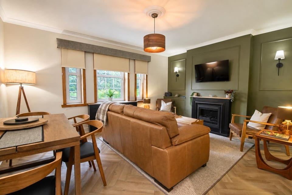 Communal lounge/ TV room, TV and multimedia, Living room, Seating area, Evening entertainment