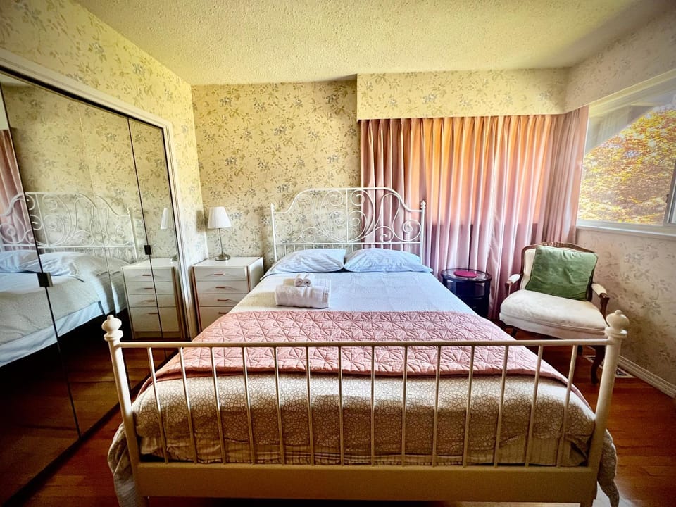 Luxury Space close to UBC Bed and Breakfast in Vancouver