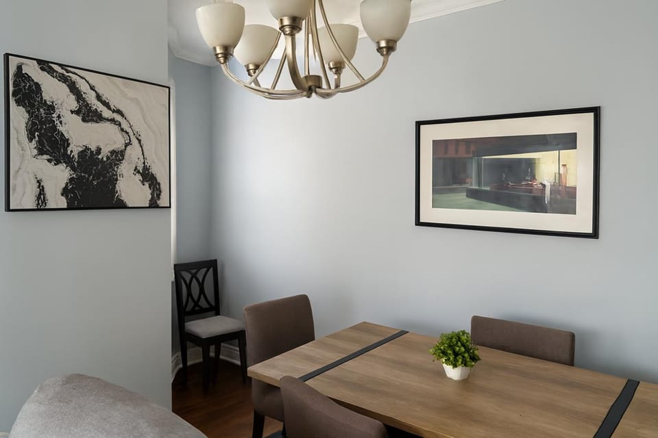 Prime Wrigley Spot Workspace Apartment in Wrigleyville