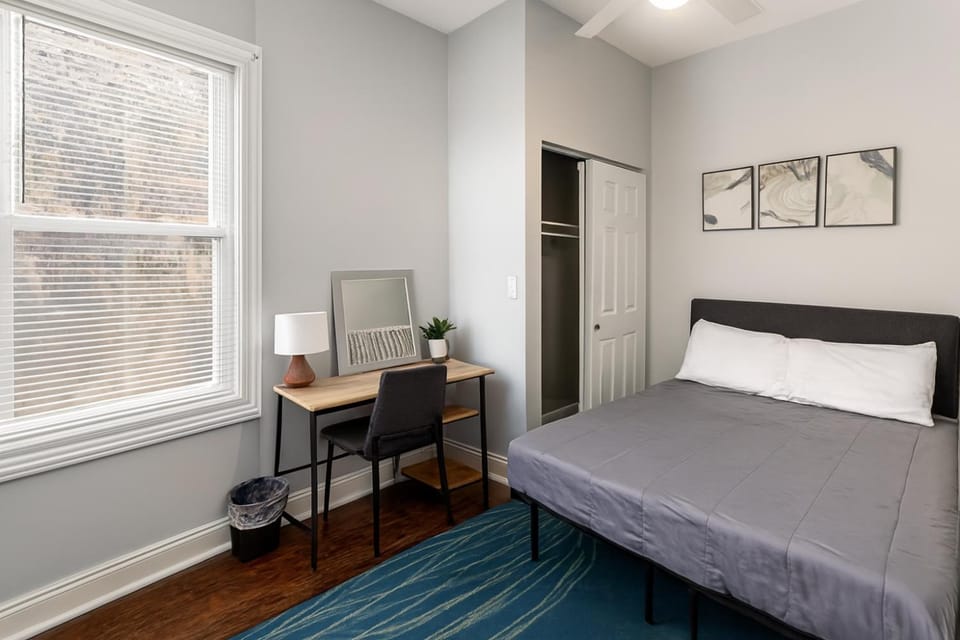 Prime Wrigley Spot Workspace Apartment in Wrigleyville
