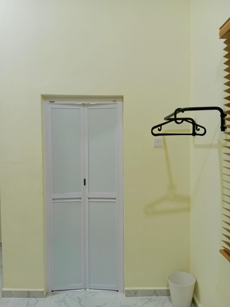 Toilet, towels, wardrobe
