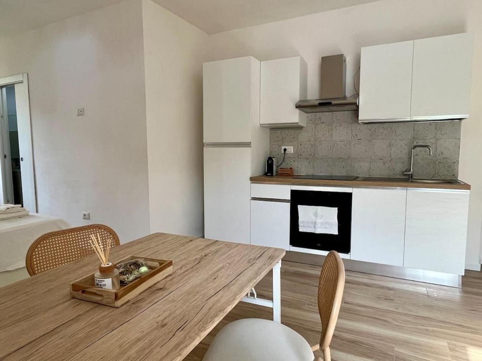 Kitchen or kitchenette, Living room, Seating area, Dining area, stove