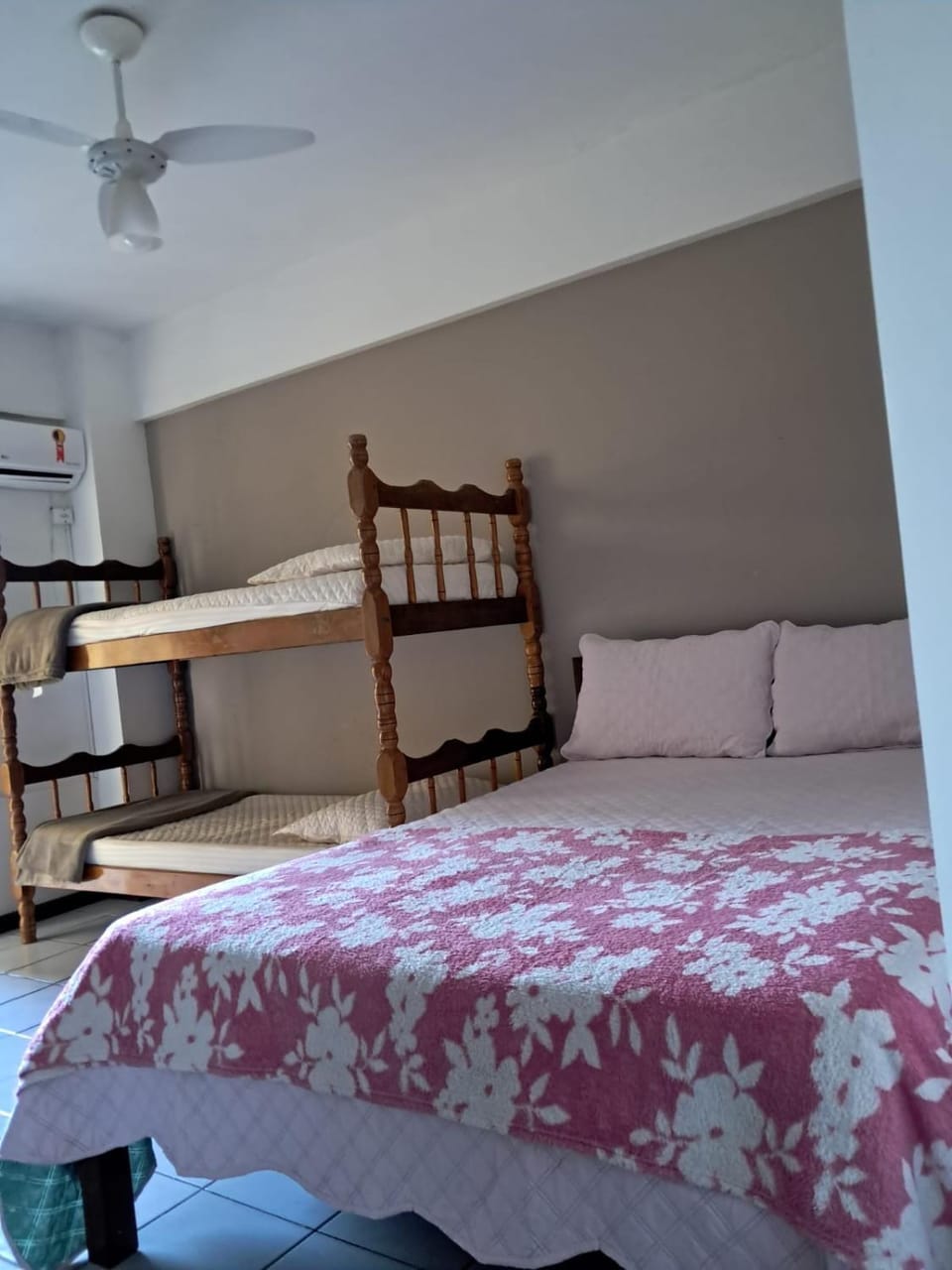 Bed, Photo of the whole room, bunk bed, air conditioner