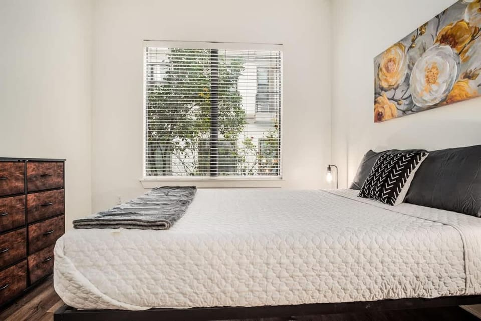 Boulevard Stays Walk to Downtown 1BR SoCo Pool Parking Gym 02 Apartment in Austin