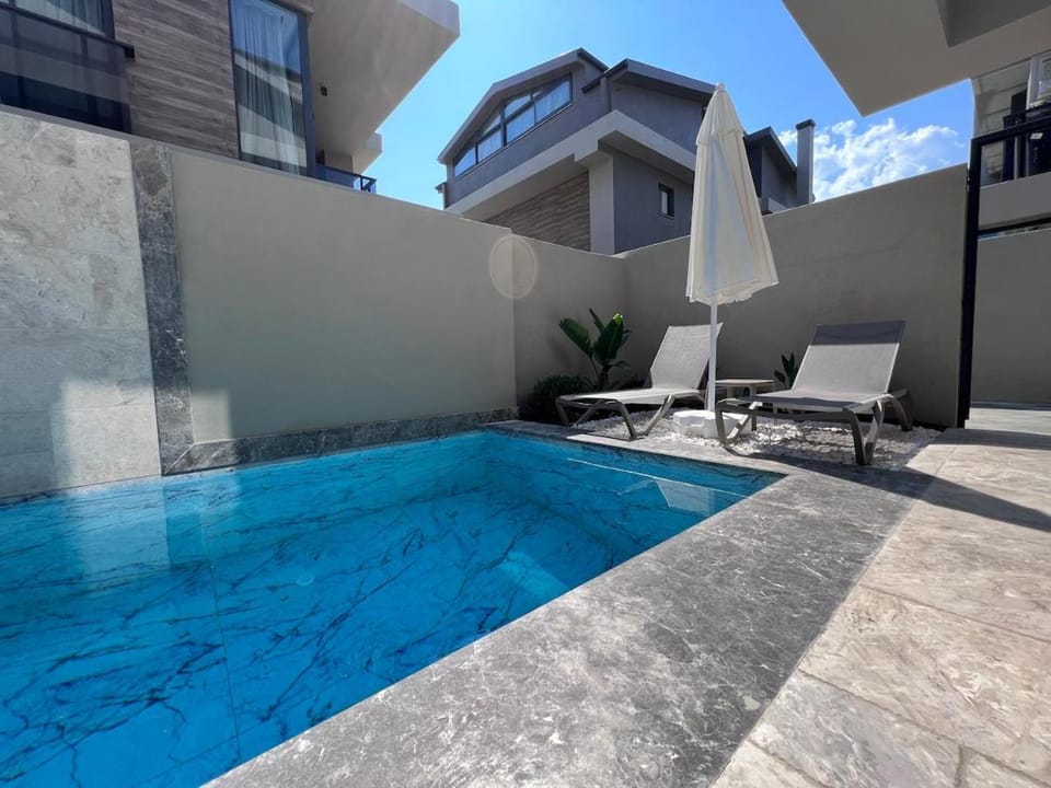 Day, Pool view, Swimming pool, sunbed