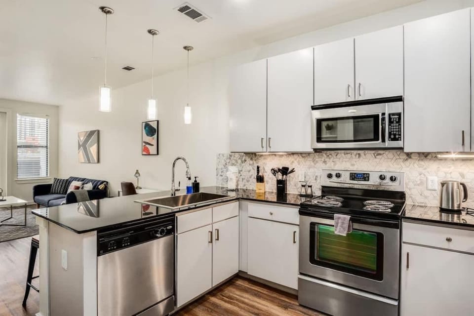 Boulevard Stays Walk to Downtown 1BR SoCo Pool Parking Gym 04 Apartment in Austin