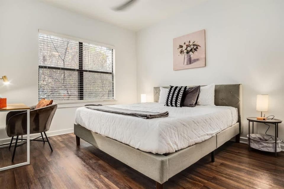 Boulevard Stays Walk to Downtown 2BR SoCo Pool Parking Gym 05 Apartment in Austin