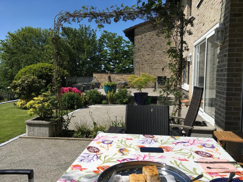 Garden, Dining area, Food, Garden view, sunbed