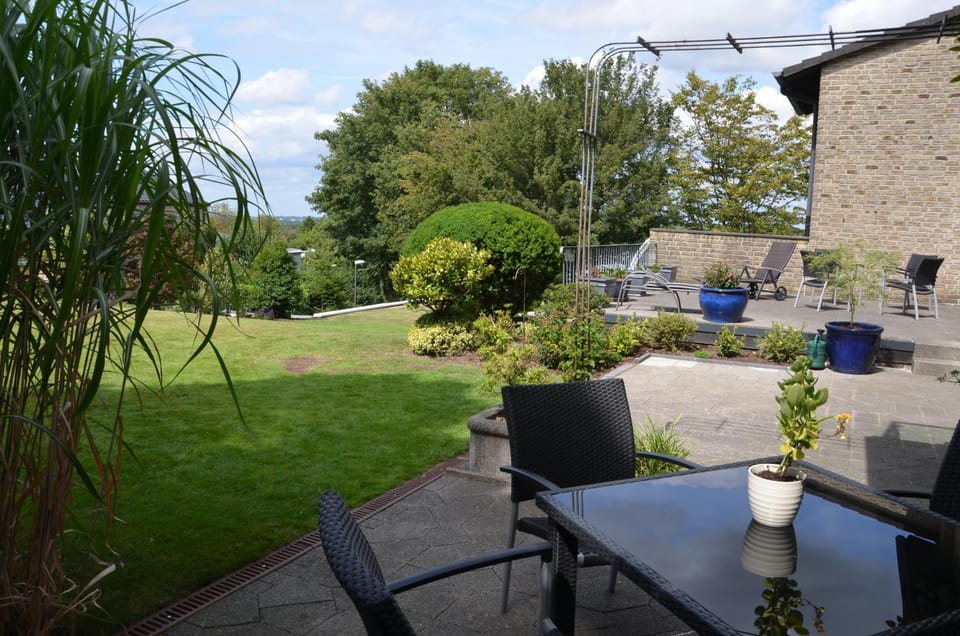Property building, Garden, Seating area, Dining area, Garden view