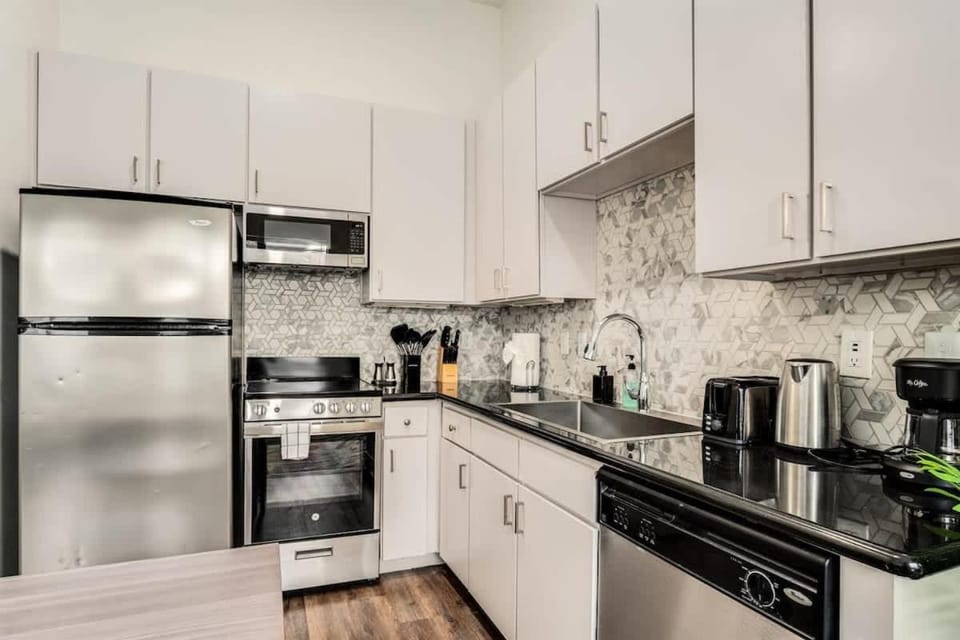 Boulevard Stays Walk to Downtown STU SoCo Pool Parking Gym 10 Apartment in Austin