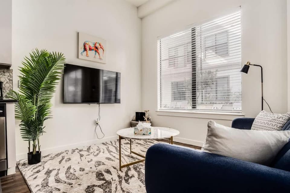 Boulevard Stays Walk to Downtown STU SoCo Pool Parking Gym 10 Apartment in Austin