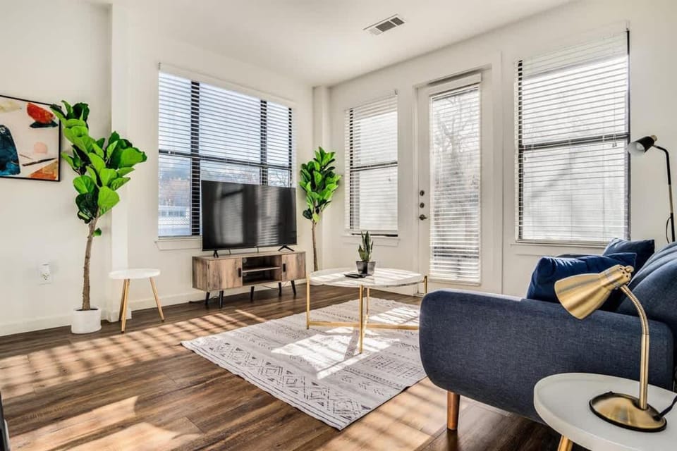 Boulevard Stays Walk to Downtown 1BR SoCo Pool Parking Gym 06 Apartment in Austin