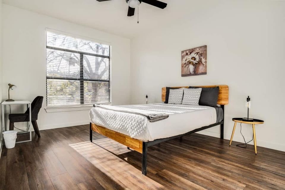 Boulevard Stays Walk to Downtown 1BR SoCo Pool Parking Gym 06 Apartment in Austin