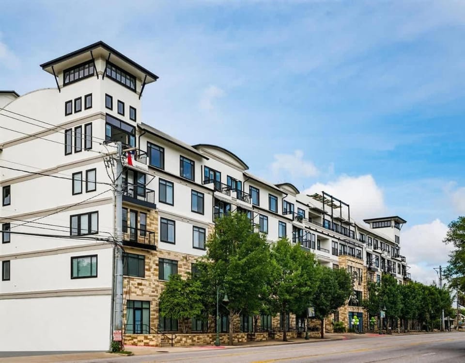 Boulevard Stays Walk to Downtown 1BR SoCo Pool Parking Gym 07 Apartment in Austin