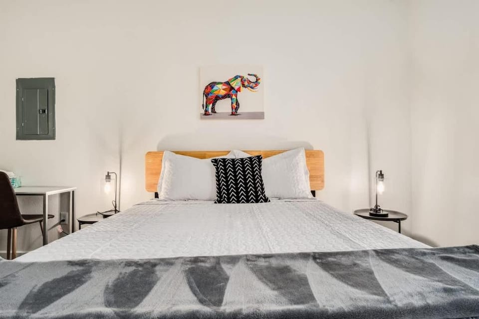 Boulevard Stays Walk to Downtown 1BR SoCo Pool Parking Gym 07 Apartment in Austin