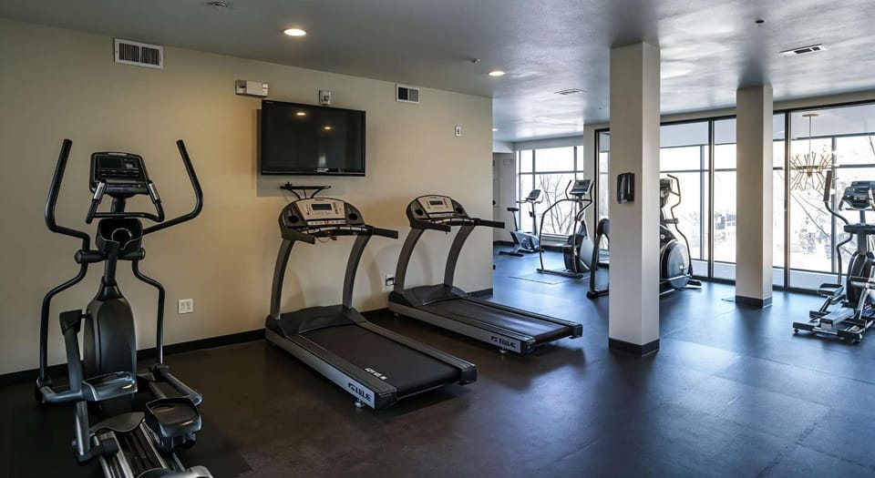 Boulevard Stays Prime SoCo 2BR Walk Downtown Pool Gym Parking Apartment in Austin