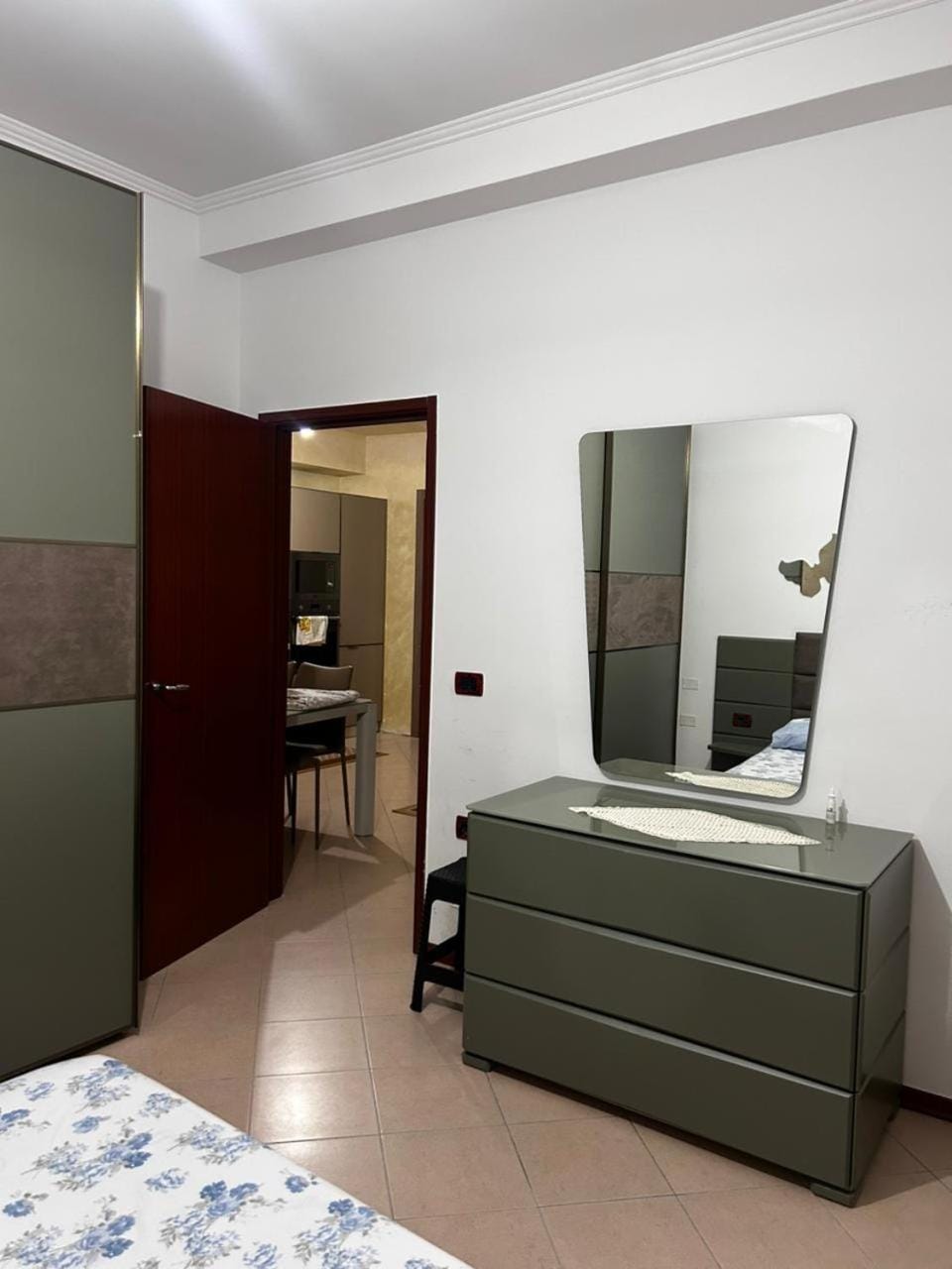 Bed, TV and multimedia, Living room, Photo of the whole room, Seating area, Bedroom, hair dresser