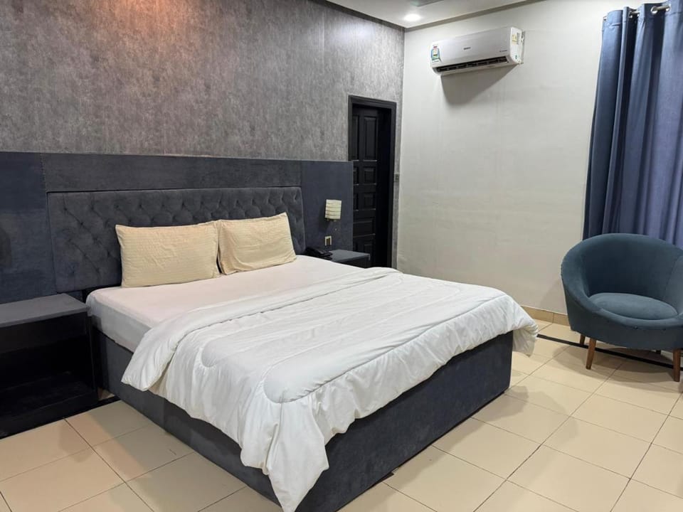 Bed, Photo of the whole room, Bedroom, air conditioner