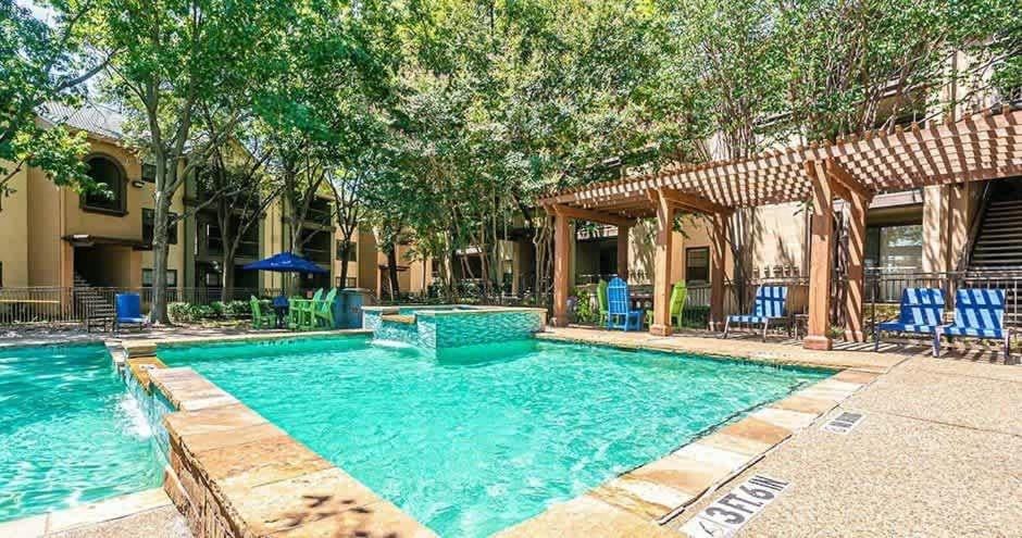 Boulevard Stays Calm 1BR King Retreat Poolside Bliss Gym & Parking Apartment in Arlington