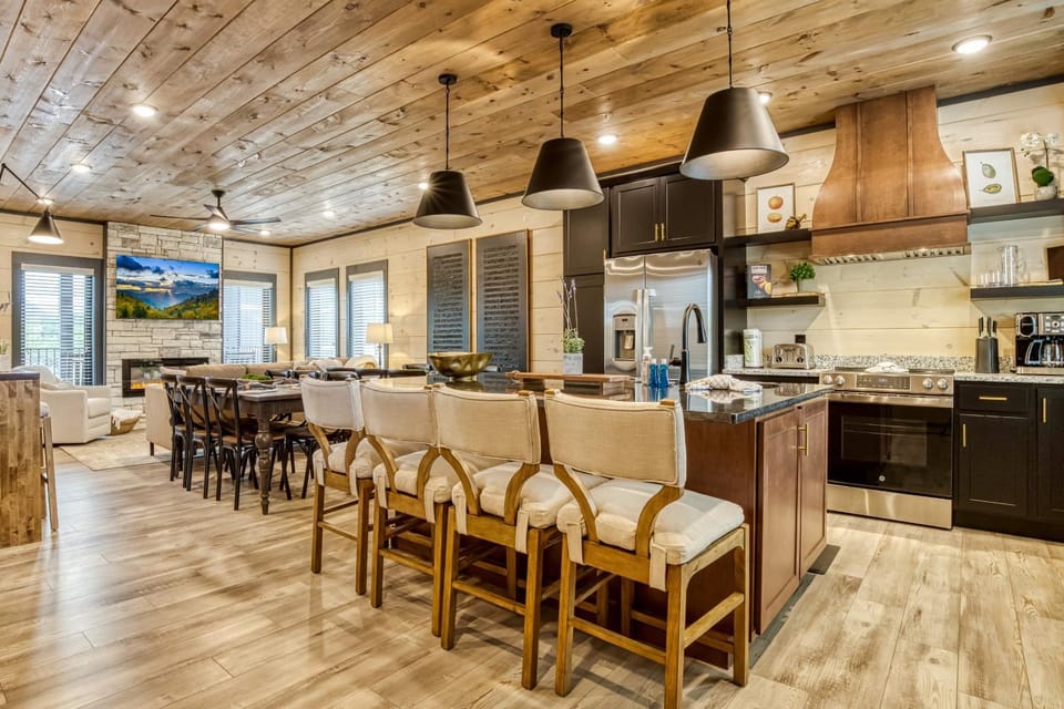 Carpenters Splashin Paradise -Smith Creek Reserve - Indoor Pool, Waterpark, Theater Room, Hot Tub!!! Chalet in Sevierville