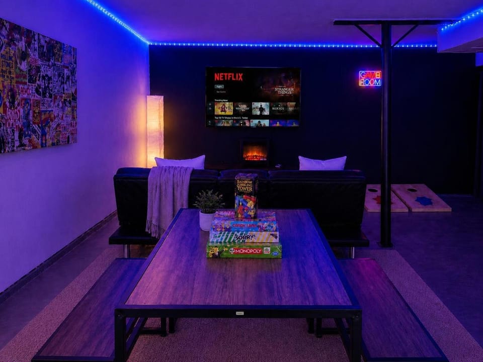 Game Room! King Bed! Near ATL! Fenced Yard w Deck BBQ House in Tucker
