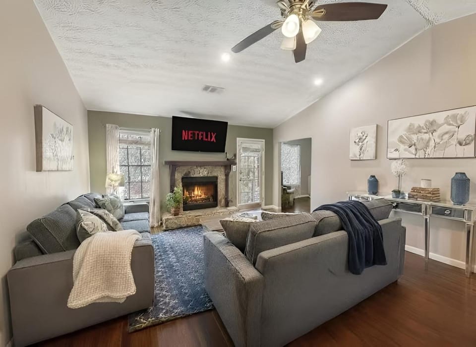 Game Room! King Bed! Near ATL! Fenced Yard w Deck BBQ House in Tucker