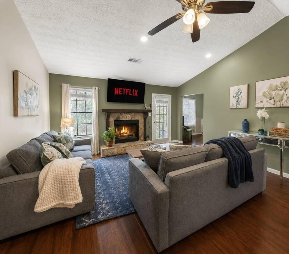 Communal lounge/ TV room